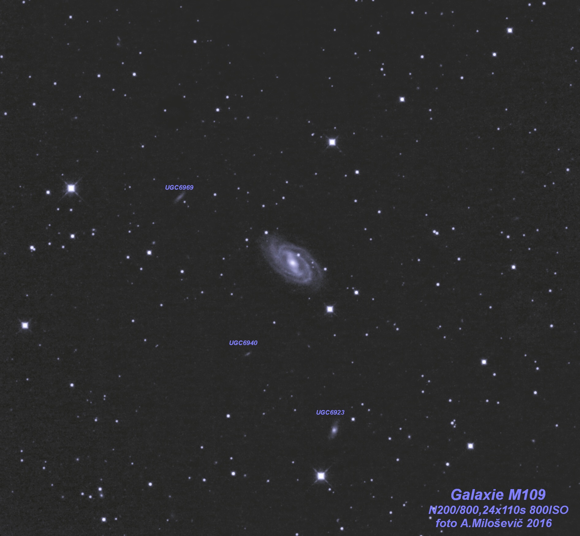 M109 galaxie s příčkou se satelitními galaxiemi v souhv.Velkého vozu Uma.
