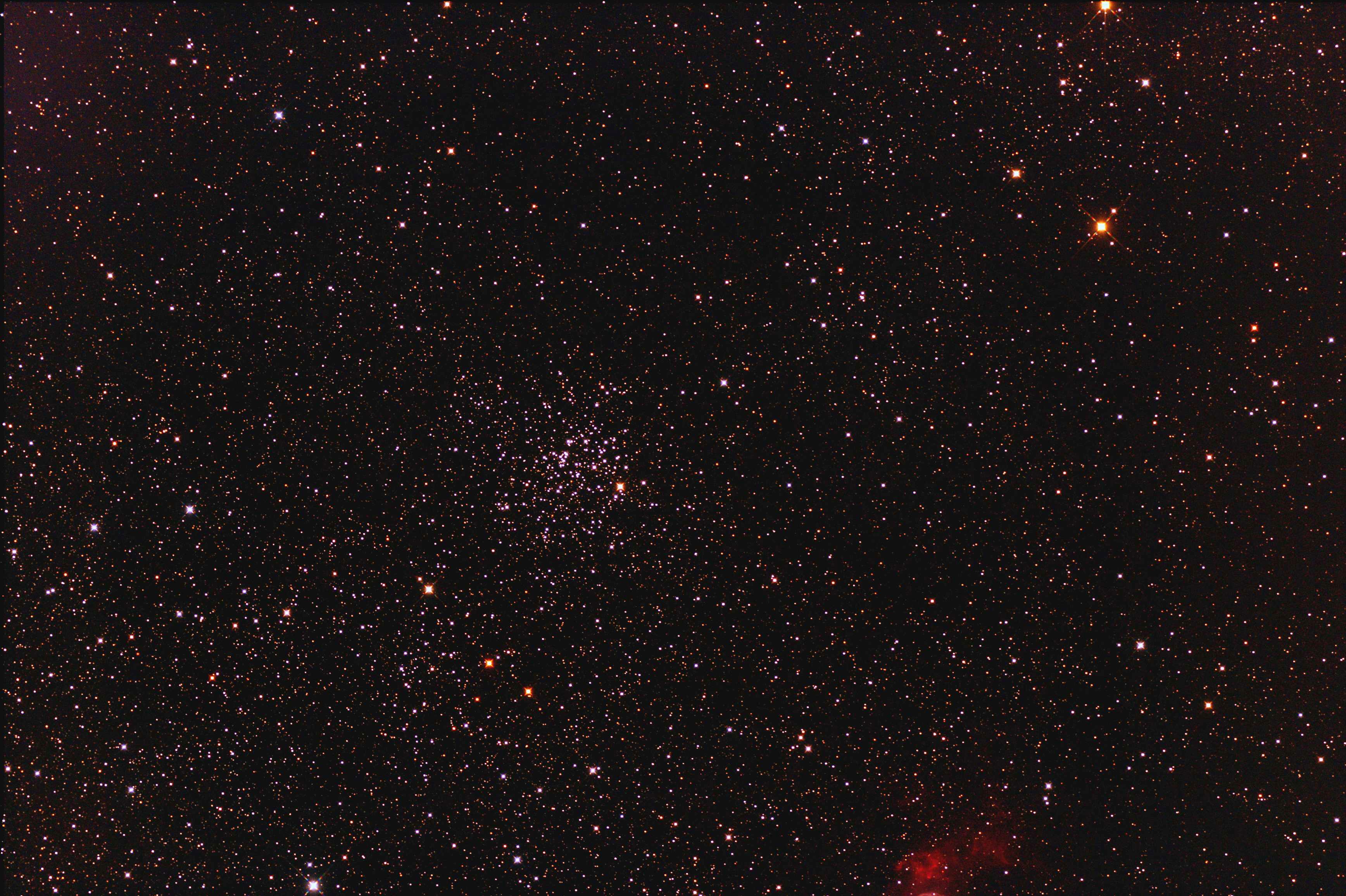 Celý snímek nová úprava.M52 dole část   mlhoviny Bublinky.
