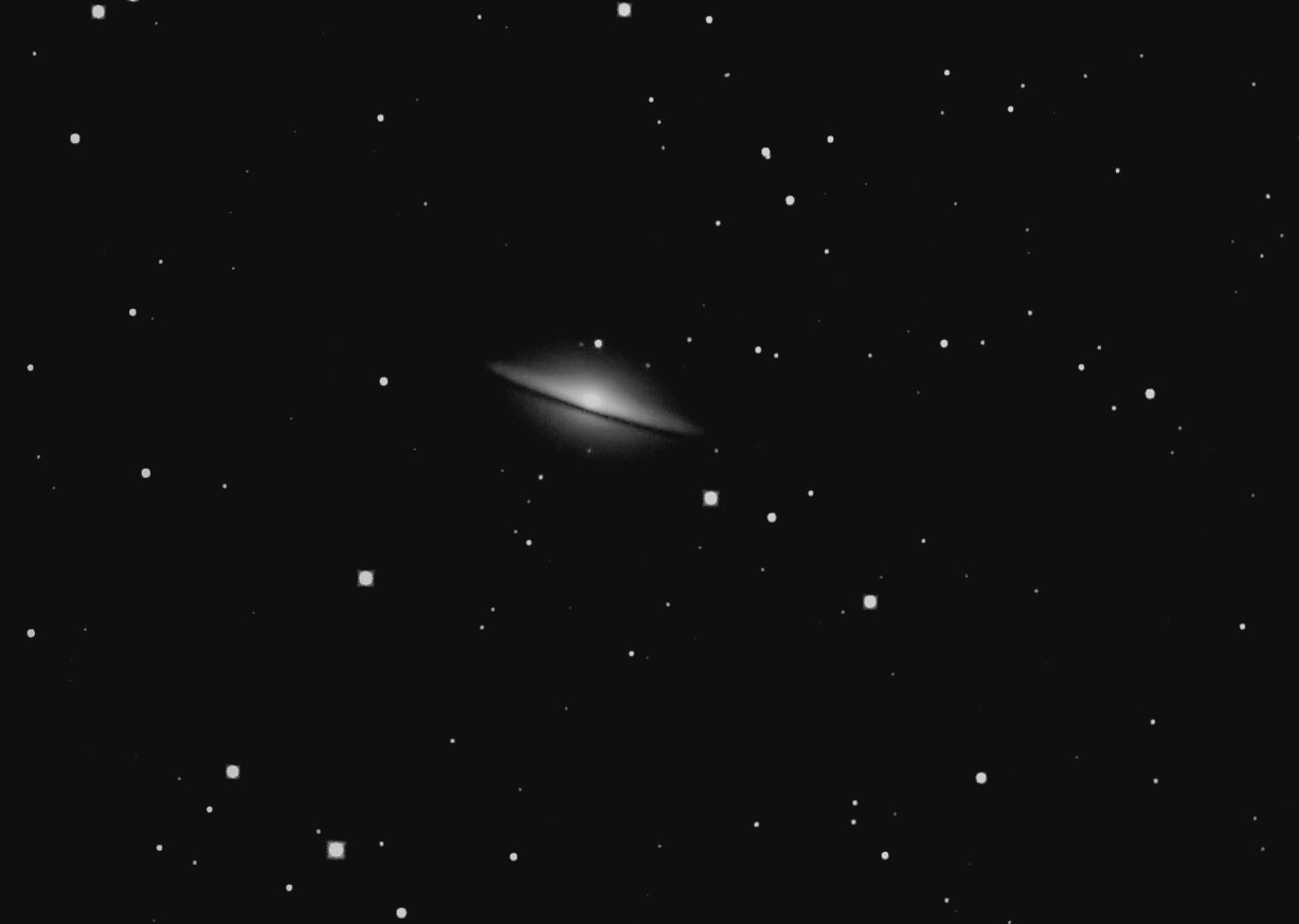 M104  galaxie v souhv. Virgo.